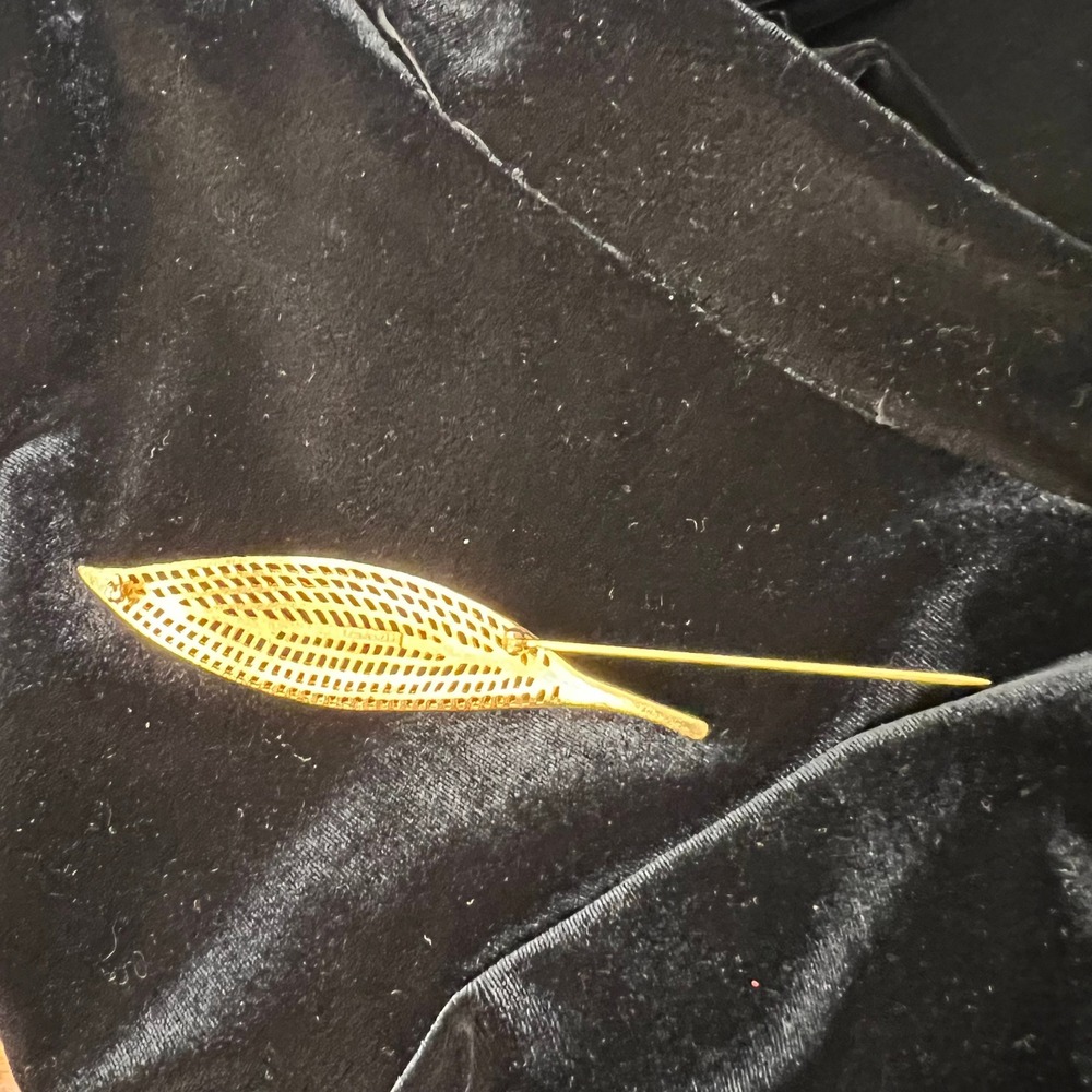 Corocraft Vintage Gold Tone Openwork Leaf Brooch Pin Mesh Lattice Design - Picture 6 of 7